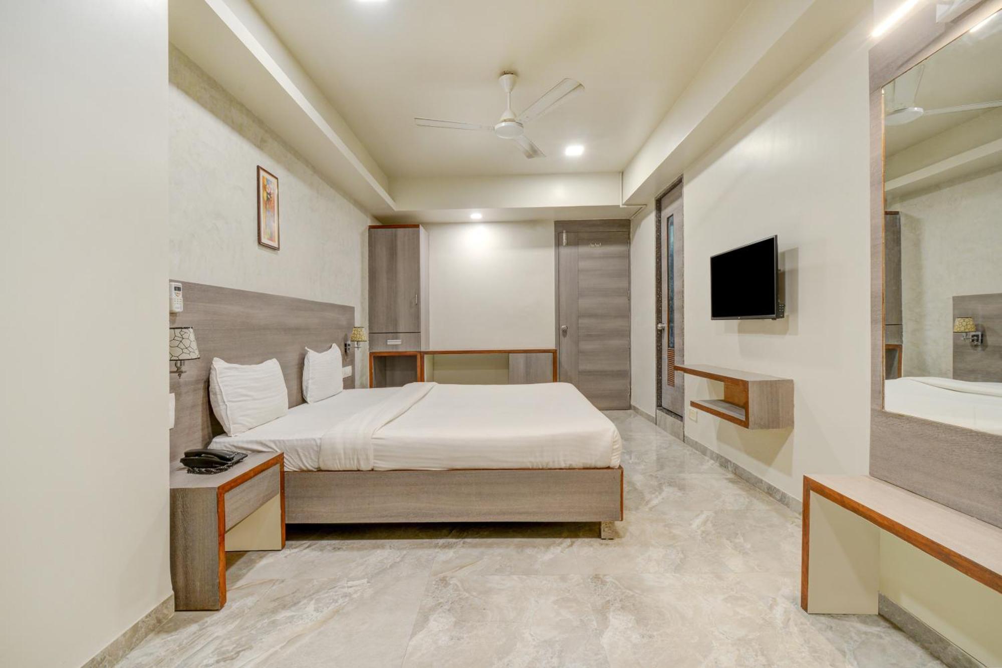 Hotel Desert Inn Tharad 外观 照片