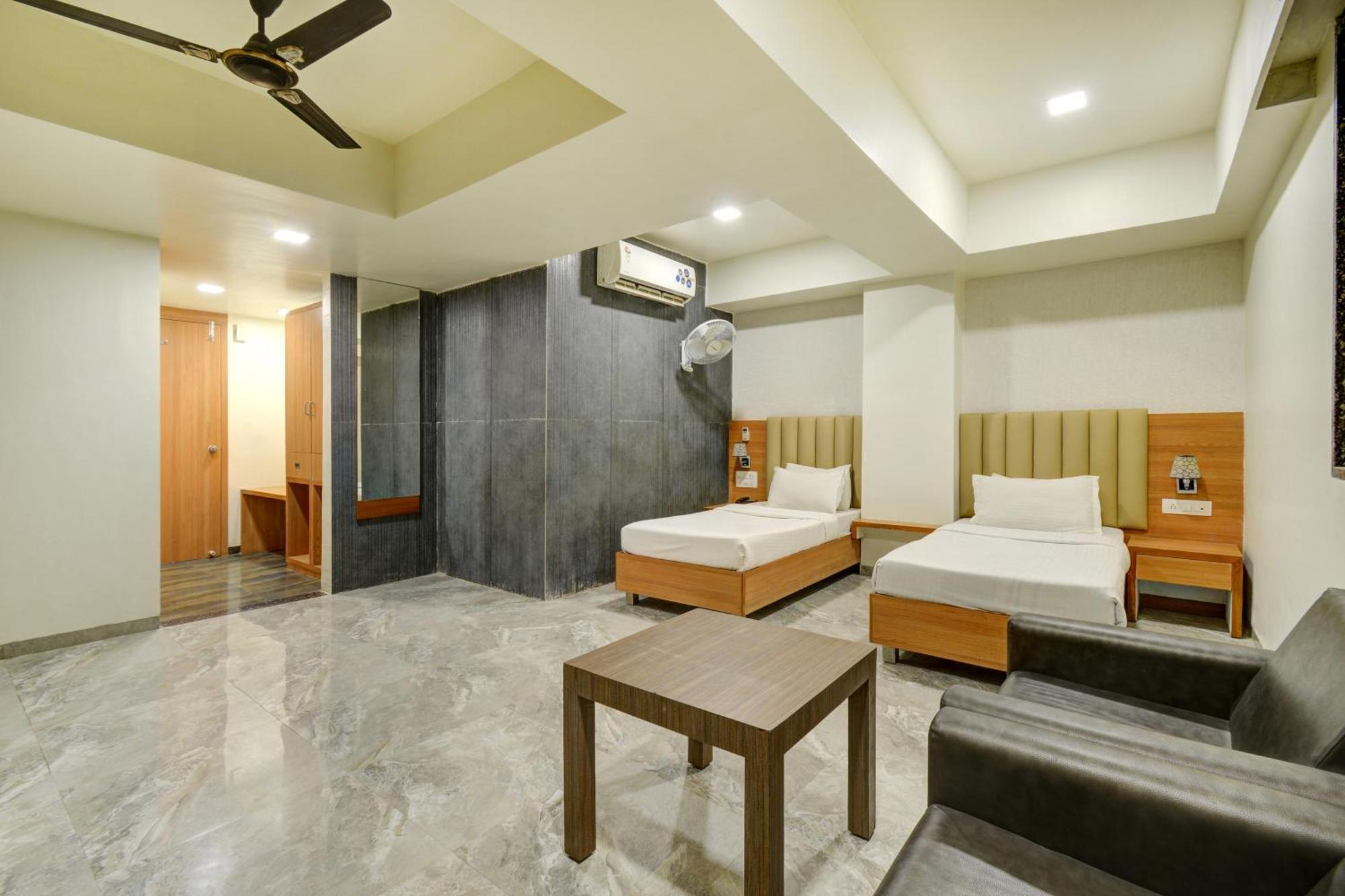 Hotel Desert Inn Tharad 外观 照片