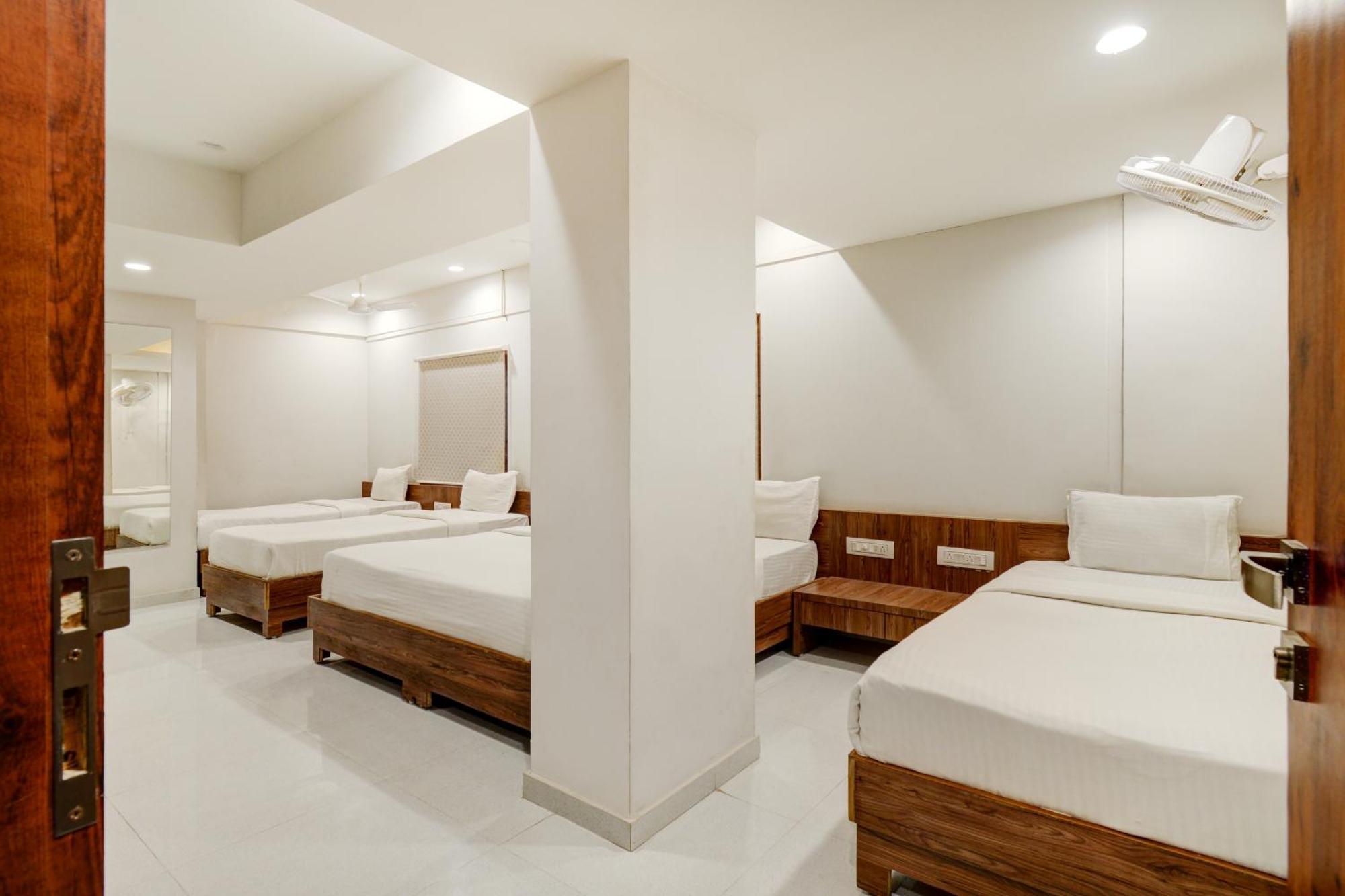 Hotel Desert Inn Tharad 外观 照片